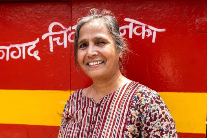 Helen D'Souza fotografada enquanto caminhava com sua família em Mumbai, Índia, em 16 de abril de 2024 / Noemi Cassanelli/CNN