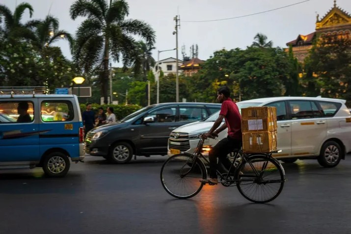 Um entregador anda de bicicleta no trânsito em Colaba, Mumbai, Índia, em 17 de abril de 2024 / Noemi Cassanelli/CNN