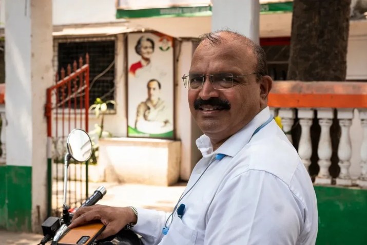 Sanjay Sardesai está sentado em sua motocicleta do lado de fora da sede do Congresso Nacional Indiano durante uma entrevista à CNN em Mumbai, Índia, em 16 de abril de 2024 / Noemi Cassanelli/CNN