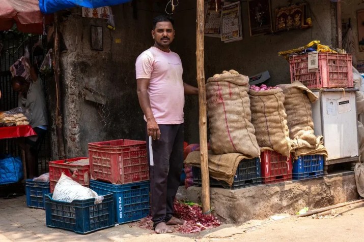 O vendedor de vegetais Sachin Chaudhary posa para uma foto durante entrevista à CNN em Mumbai, Índia, em 16 de abril de 2024 / Noemi Cassanelli/CNN