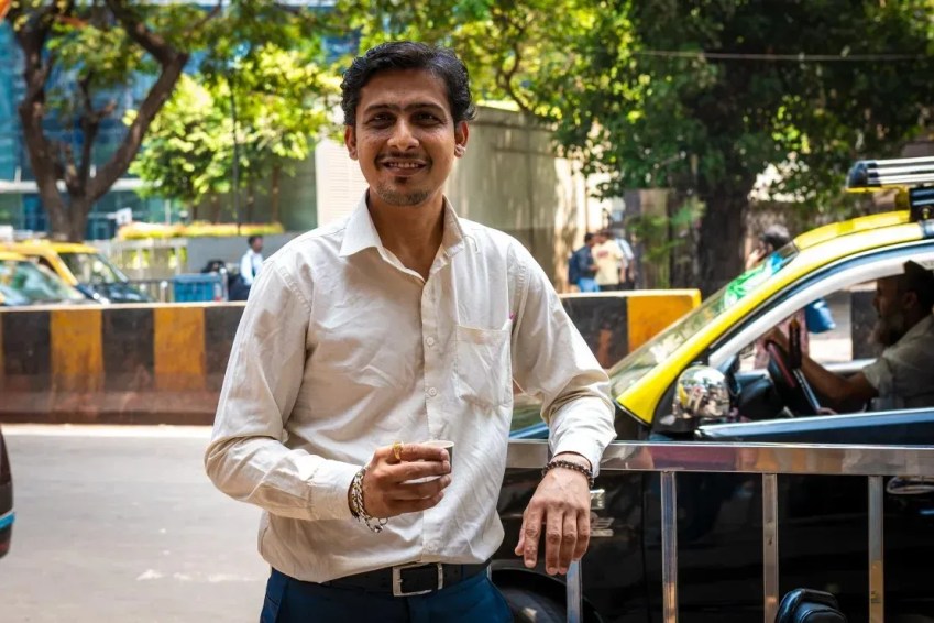 O vendedor Parag Sawla bebe chai durante um intervalo do seu trabalho em Mumbai, Índia, em 16 de abril de 2024 / Noemi Cassanelli/CNN
