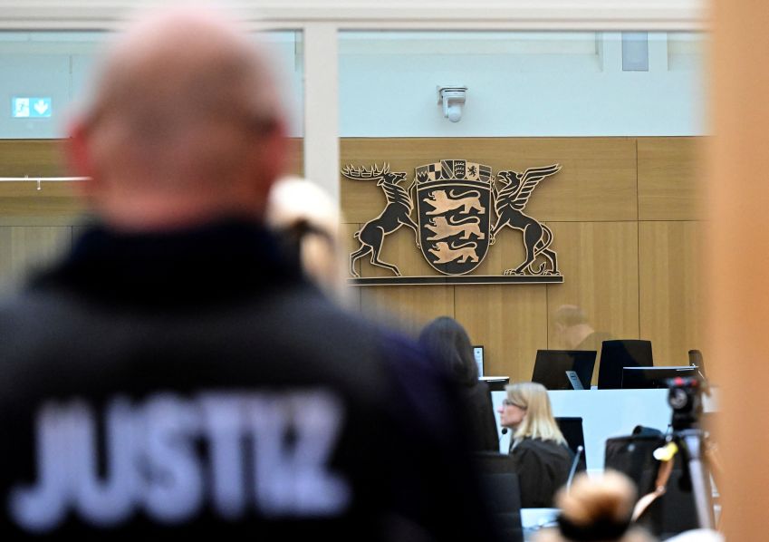 Oficial de justiça aguarda no tribunal onde nove homens vão a julgamento acusados de alta traição, tentativa de homicídio e conspiração de golpe de estado violento em Stuttgart, Alemanha / 29/04/2024 Bernd Weißbrod/Pool via REUTERS