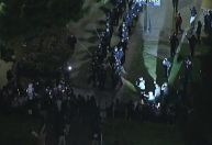 Vídeo: manifestantes pró-Palestina barram passagem da polícia em universidade de Los Angeles