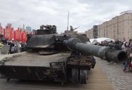 Rússia exibe tanques ocidentais capturados na Ucrânia como troféus