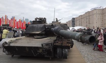Rússia exibe tanques ocidentais capturados na Ucrânia como troféus