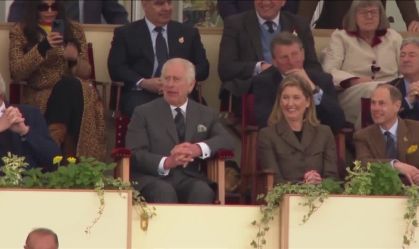 Rei Charles III participa de show real de cavalos de Windsor