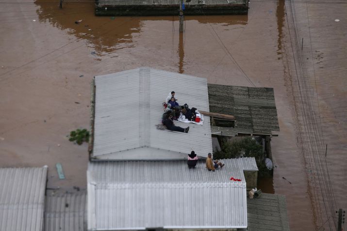 Pessoas aguardam por resgate em cima de telhados em Canoas, no Rio Grande do Sul / Renan Mattos/Reuters