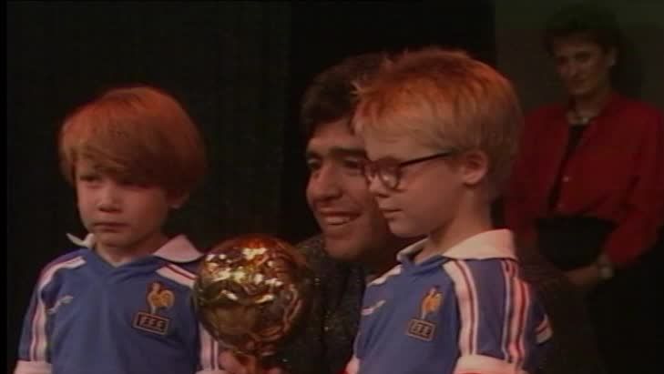 Bola de Ouro de Maradona vai a leilão