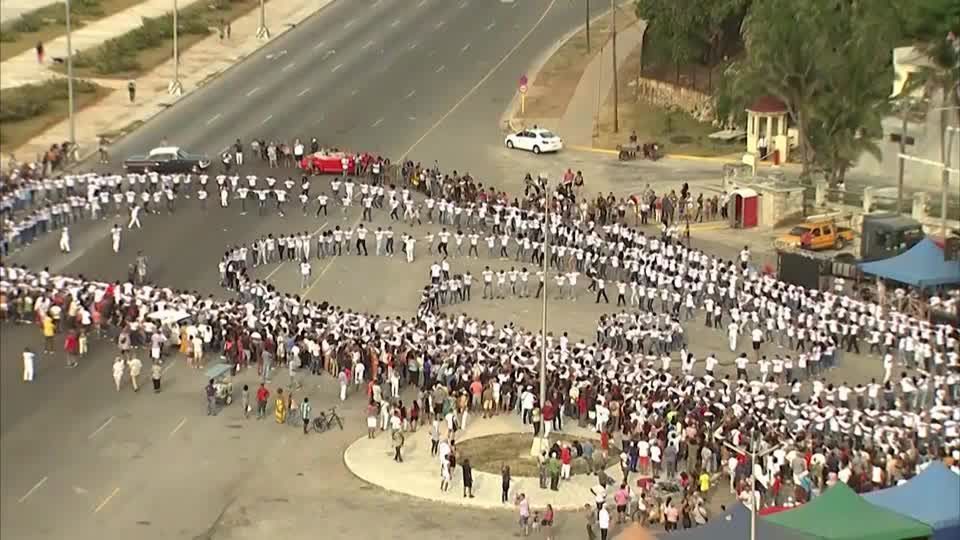 Cubanos tentam quebrar recorde mundial do Guinness com grande roda de salsa
