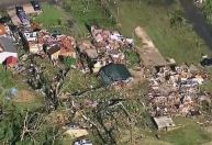 Imagens aéreas mostram destruição após tornados mortais em Oklahoma, nos EUA