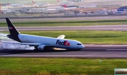 Vídeo: avião da Boeing tem problema e pousa sem rodas dianteiras em Istambul