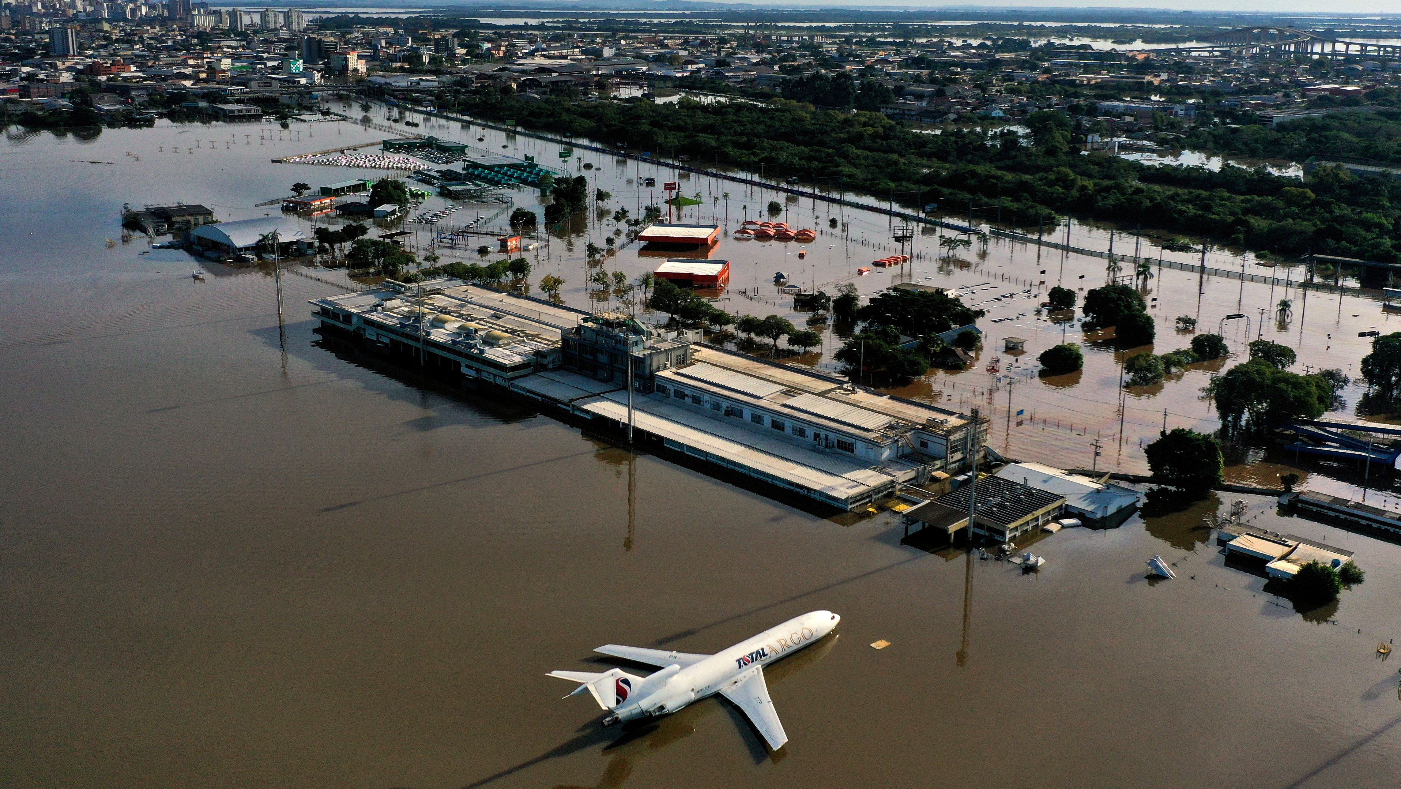 Aeroporto Salgado Filho, em Porto Alegre, alagado por enchente recorde no RS