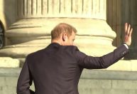 Príncipe Harry vai sozinho a catedral em Londres e não vai se encontrar com Charles
