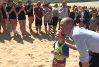 Príncipe William vai à praia e joga vôlei durante viagem à Cornualha