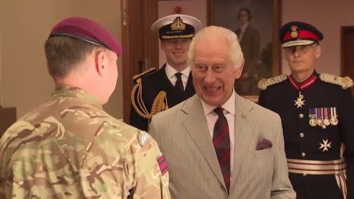 Rei Charles III visita o centro de treinamento Royal Engineers em Hampshire