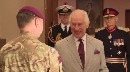 Rei Charles III visita o centro de treinamento Royal Engineers em Hampshire