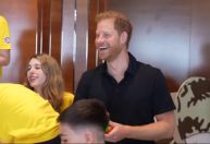 Após visita sem encontrar Charles, Harry diz que foi “ótimo” voltar ao Reino Unido