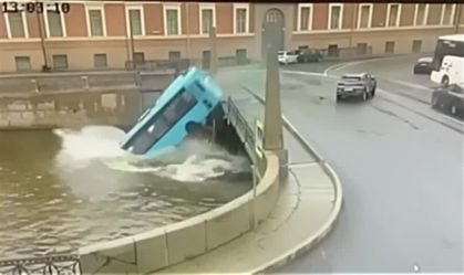 Vídeo: ônibus cai em rio de São Petersburgo e sete pessoas morrem