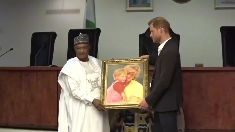 Príncipe Harry recebe retrato da princesa Diana durante visita à Nigéria