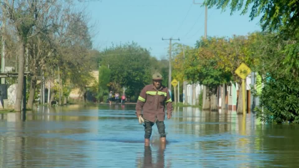 Uruguay grapples with devastating floods, forcing thousands to seek shelter