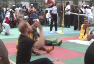 Príncipe Harry joga vôlei com atletas com deficiência durante visita à Nigéria