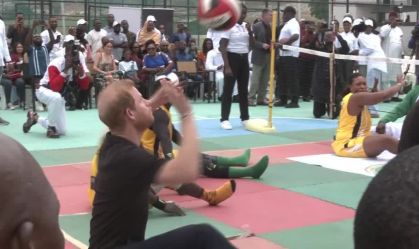 Príncipe Harry joga vôlei com atletas com deficiência durante visita à Nigéria