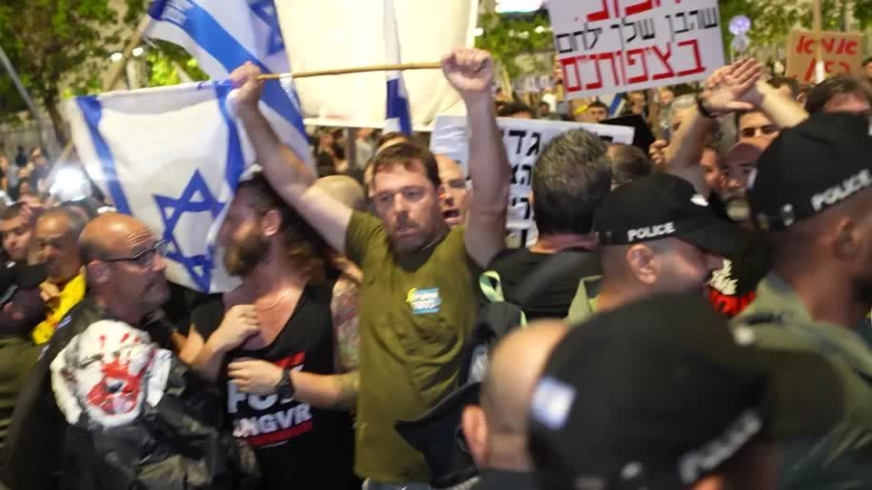 Polícia e manifestantes anti-governo se confrontam em Tel Aviv