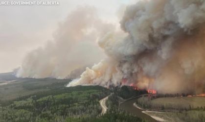 Incêndio ameaça invadir cidade canadense e fumaça começa a chegar nos EUA