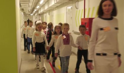 Primeira “escola bunker” abre na Ucrânia e recebe alunos em meio à guerra