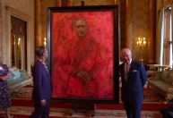 Primeiro retrato oficial do rei Charles III desde a coroação divide opiniões