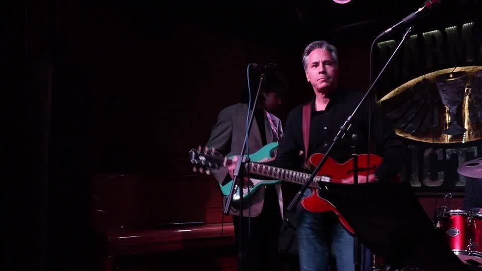 Antony Blinken, secretário de Estado dos Estados Unidos, tocando guitarra na Ucrânia
