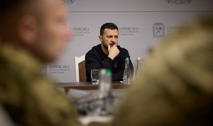 Zelensky faz aparição surpresa em reunião de defesa em Singapura neste sábado (1)