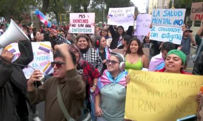 Peruanos vão às ruas contra nova lei que considera pessoas trans como doentes