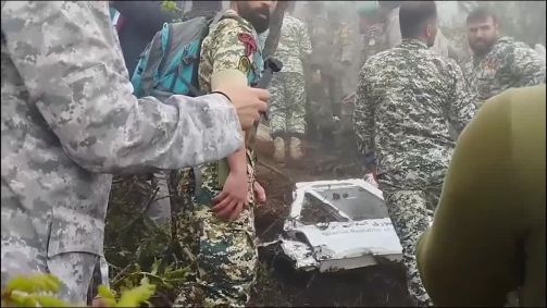 Imagem de destroços do helicóptero que levava o presidente do Irã, segundo agência WANA