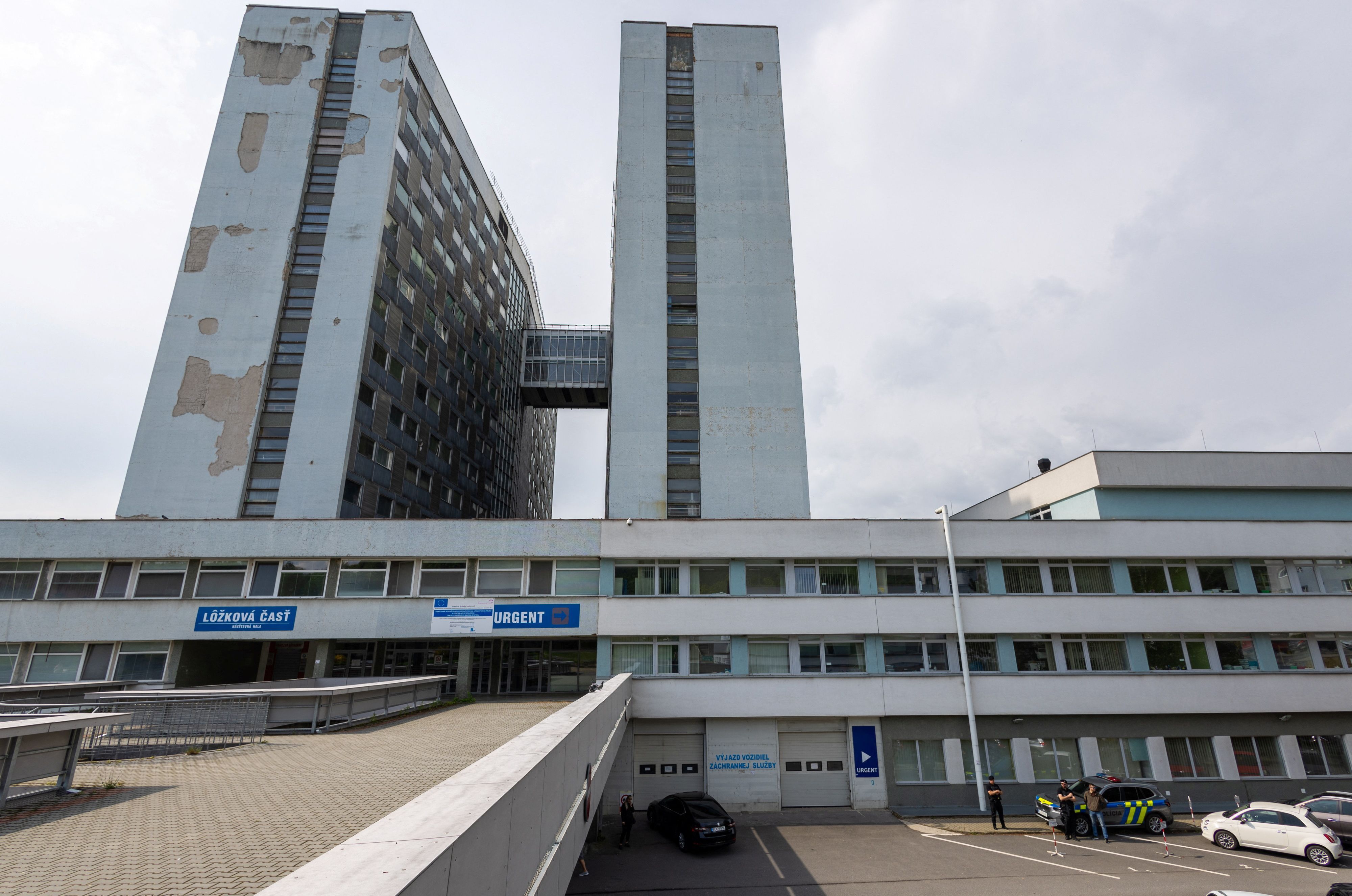 Policiais do lado de fora do F.D. Roosevelt University Hospital onde Fico está internado