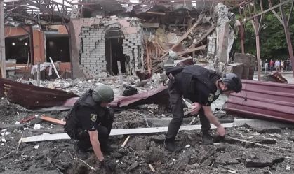 Ataque russo em Kharkiv destrói cafeteria, danifica prédio e deixa dez feridos