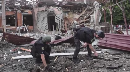 Rússia ataca cafeteria em Kharkiv e deixa dez feridos