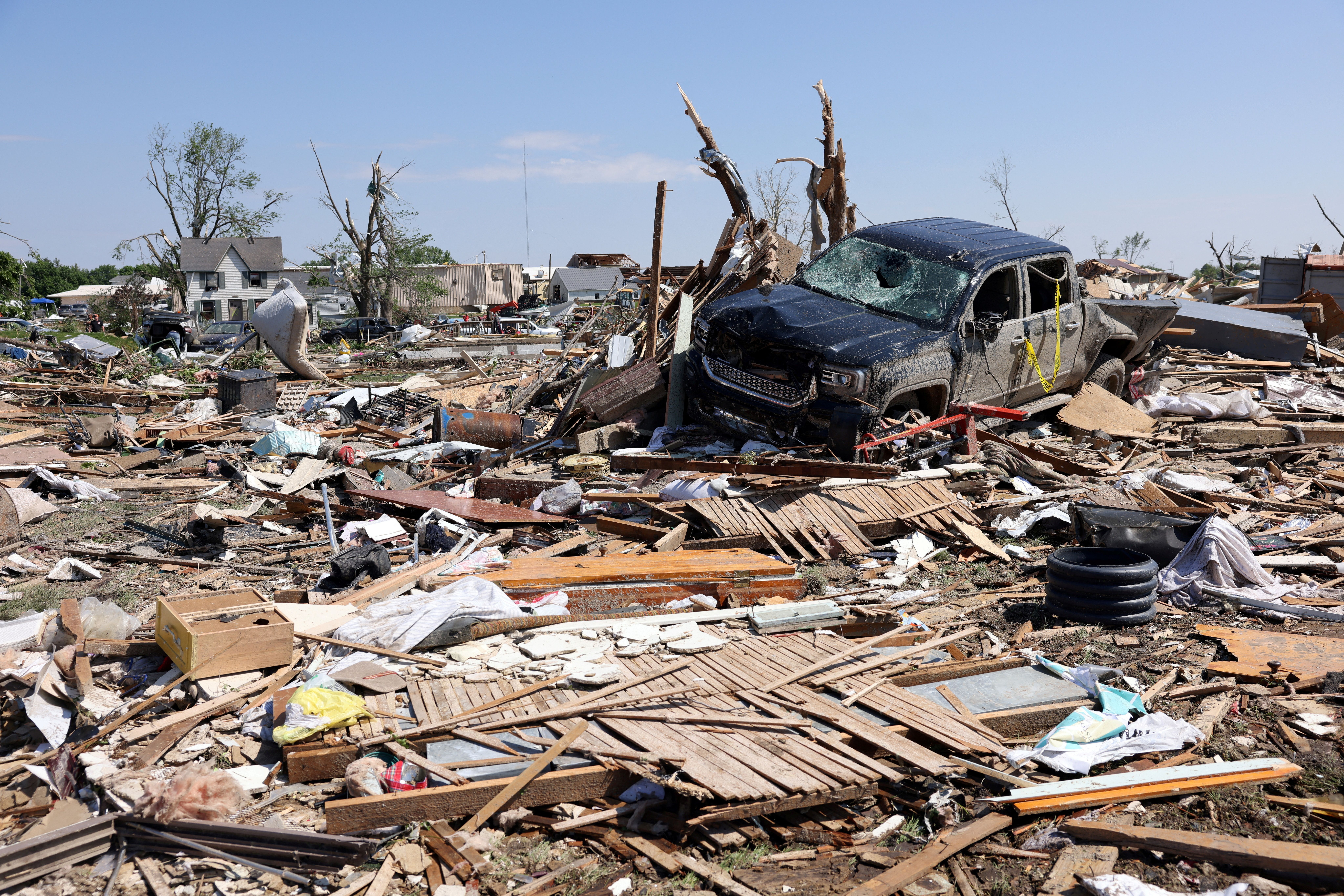 Danos no dia seguinte a tornado em Greenfield, Iowa