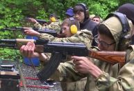 Com Rússia em guerra, adolescentes trocam sala de aula por campo de tiro