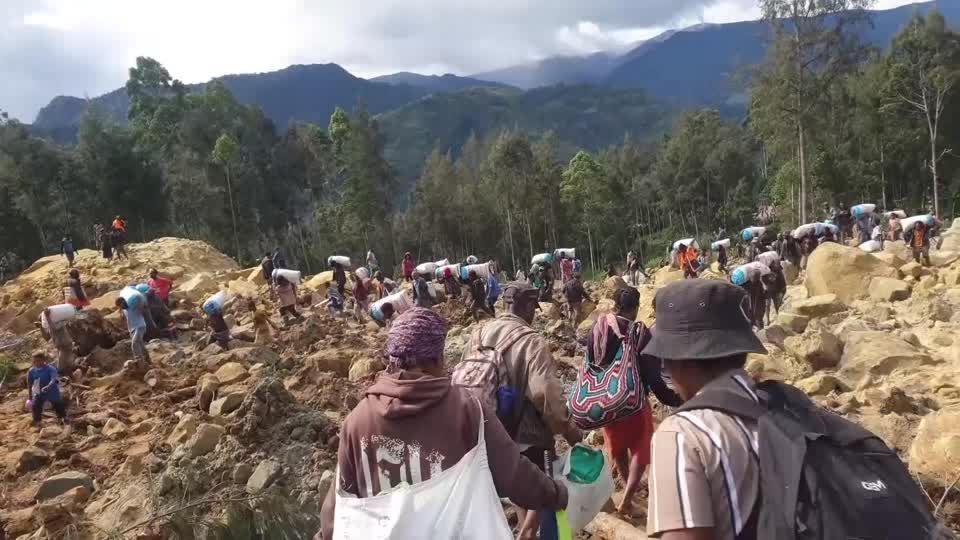 Consequências de um deslizamento de terra em uma aldeia remota da Papua-Nova Guiné