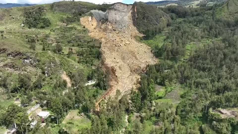 Os esforços de resgate continuam em uma vila remota de Papua-Nova Guiné após um enorme deslizamento de terra. ONU estima 670 mortos. / Reuters