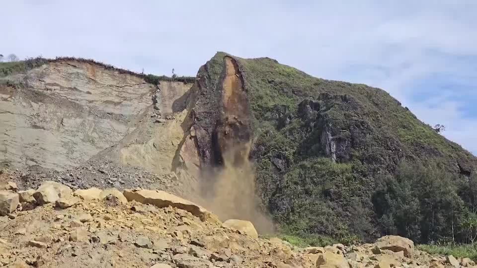 Os esforços de resgate continuam em uma vila remota de Papua-Nova Guiné após um enorme deslizamento de terra. ONU estima 670 mortos. / Reuters