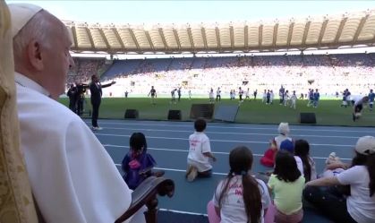 Papa Francisco faz "chute simbólico" no Estádio Olímpico de Roma