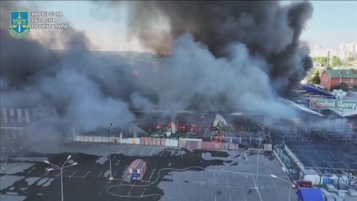 Rescaldo de um ataque russo a uma loja em Kharkiv, na Ucrânia