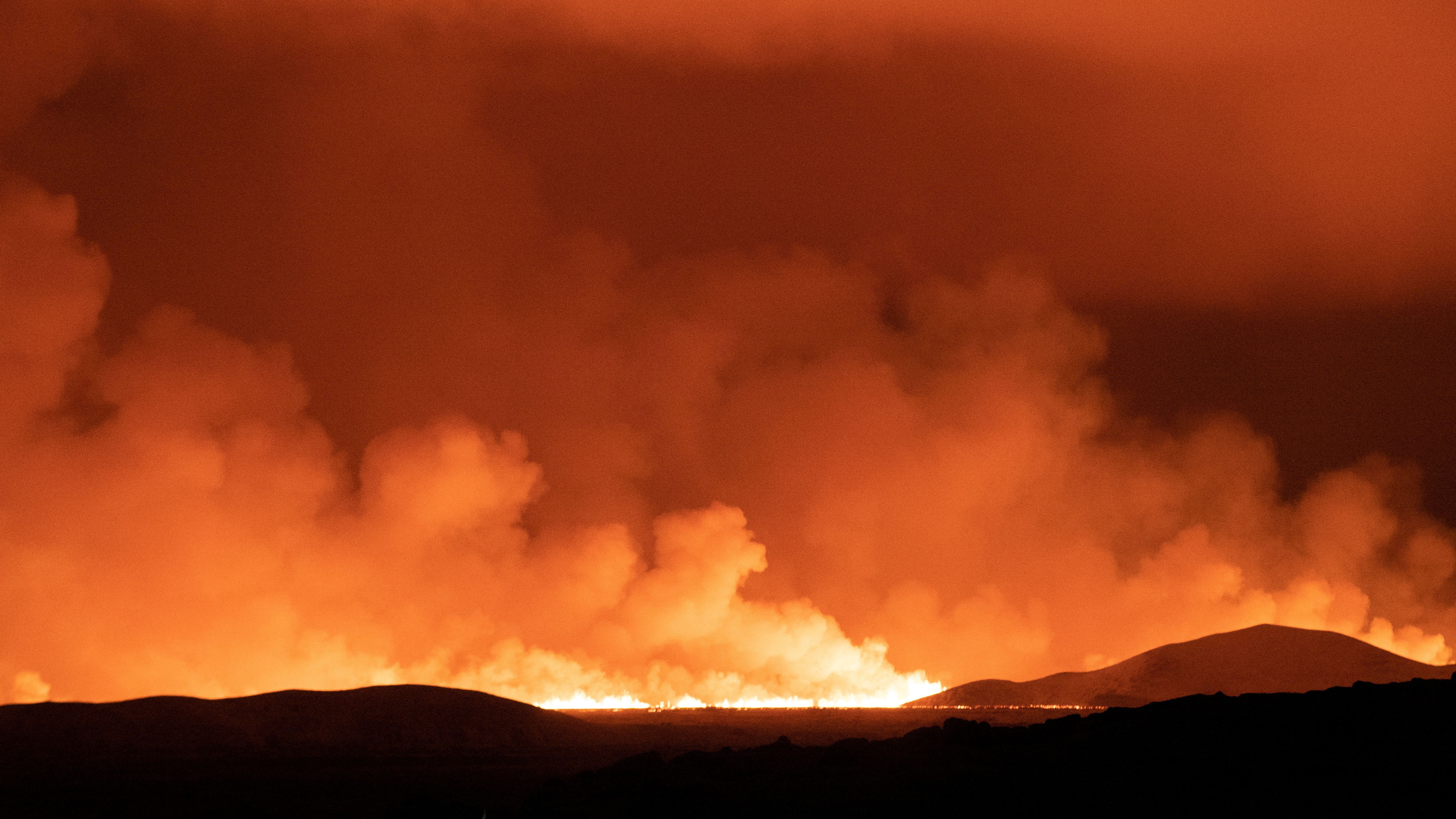 Vulcão em erupção na península de Reykjanes, na Islândia