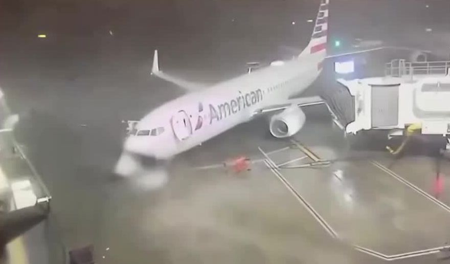 Uma aeronave vazia da American Airlines foi empurrada para fora da pista do aeroporto de Dallas Fort Worth por fortes ventos durante uma tempestade.