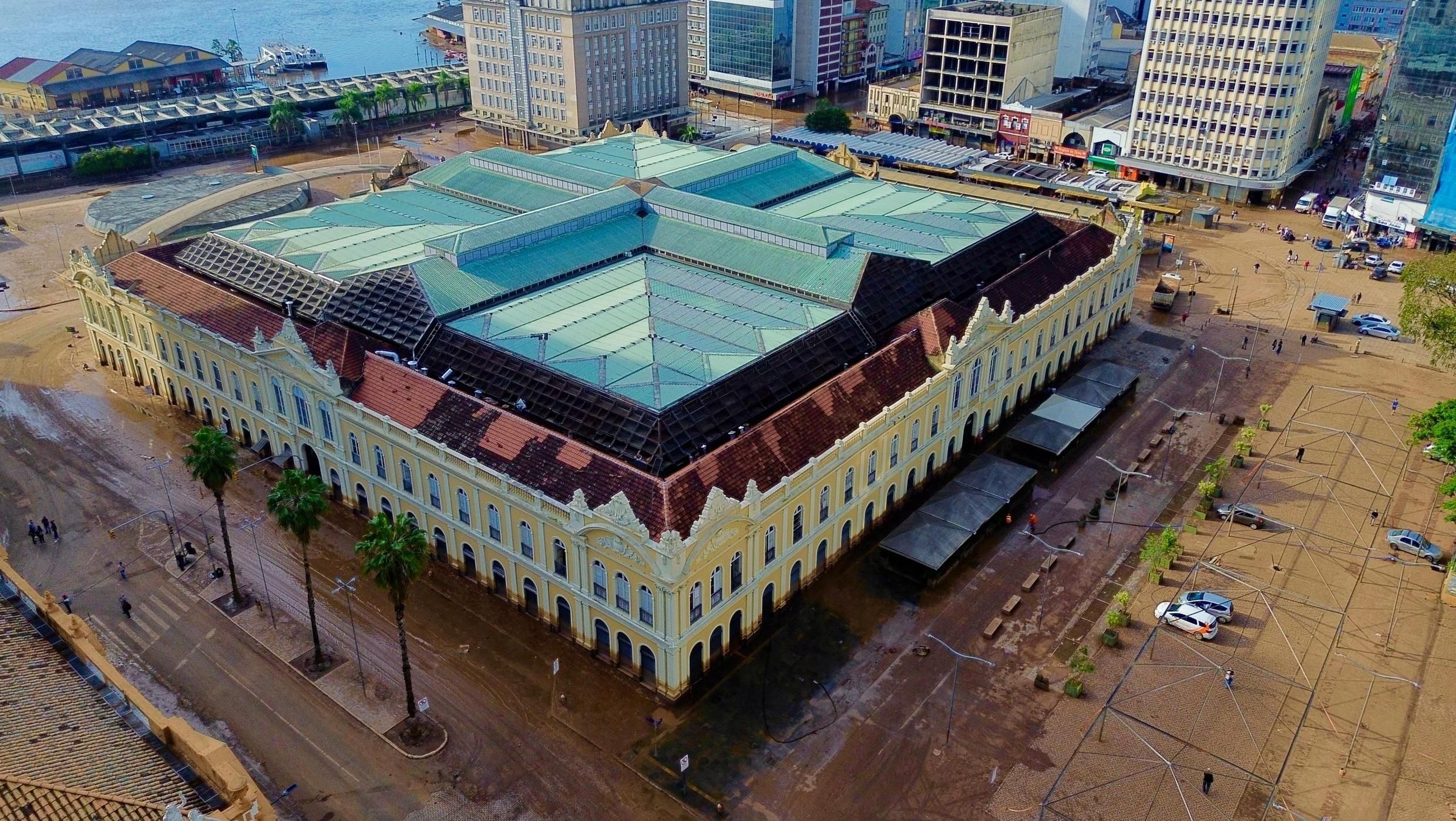 Parte externa do Mercado Público de Porto Alegre (RS) após enchentes