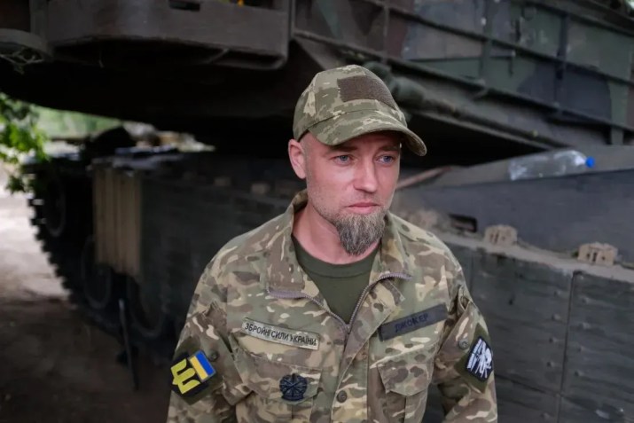 A Otan “nunca” usaria o tanque Abrams da mesma forma que os militares ucranianos o usam, disse um soldado ucraniano que usa o codinome de “Joker” / Mick Krever/CNN