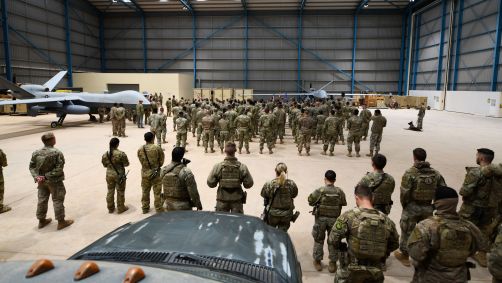 Sargento-chefe da Força Aérea dos EUA JoAnne S. Bass fala aos membros do serviço conjunto durante uma visita na Base Aérea do Níger 201, Agadez,