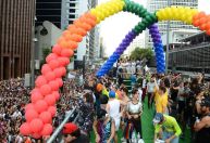 Parada do Orgulho de SP começou com drag queen deitada na av. Paulista; entenda